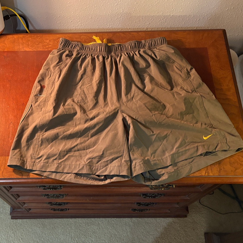 Nike Men’s XL Fit Dry shorts gray w yellow lining 7 in inseam